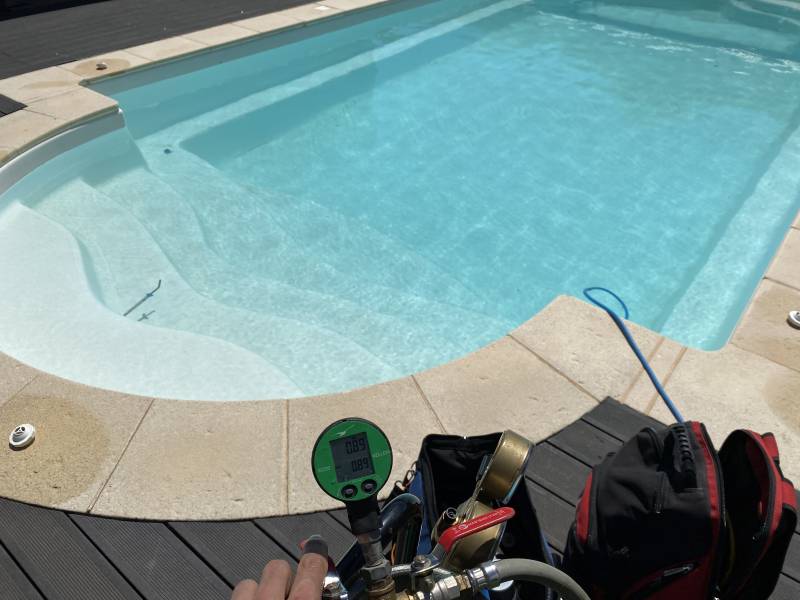 Localisation d'une fuite sur piscine coque polyester à Bandol par un spécialiste SABACA dans le Var