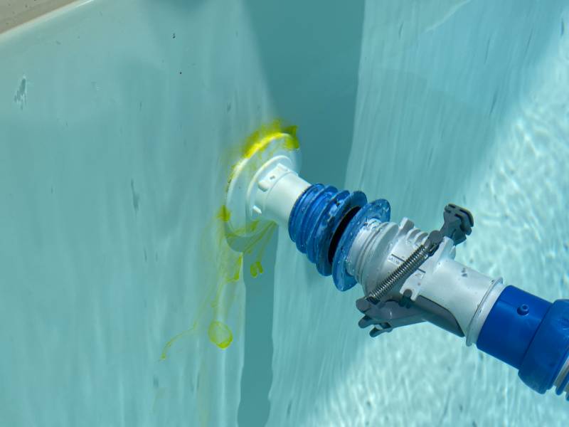 Intervention d'un spécialiste SABACA pour localiser une fuite sur piscine sans destruction à Cassis dans le 13