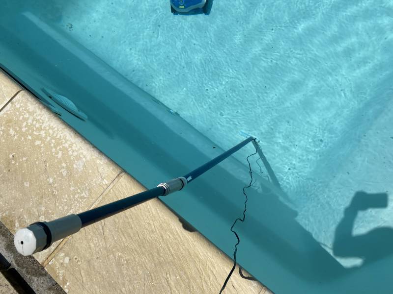 Photo d'une détection de fuite non destructive sur piscine coque polyester à Cassis par un spécialiste SABACA dans le 13