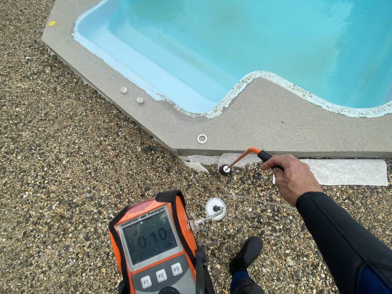 Exemple d'une intervention en cours pour localiser une fuite sur piscine sans destruction aux Camoins à Marseille 13011