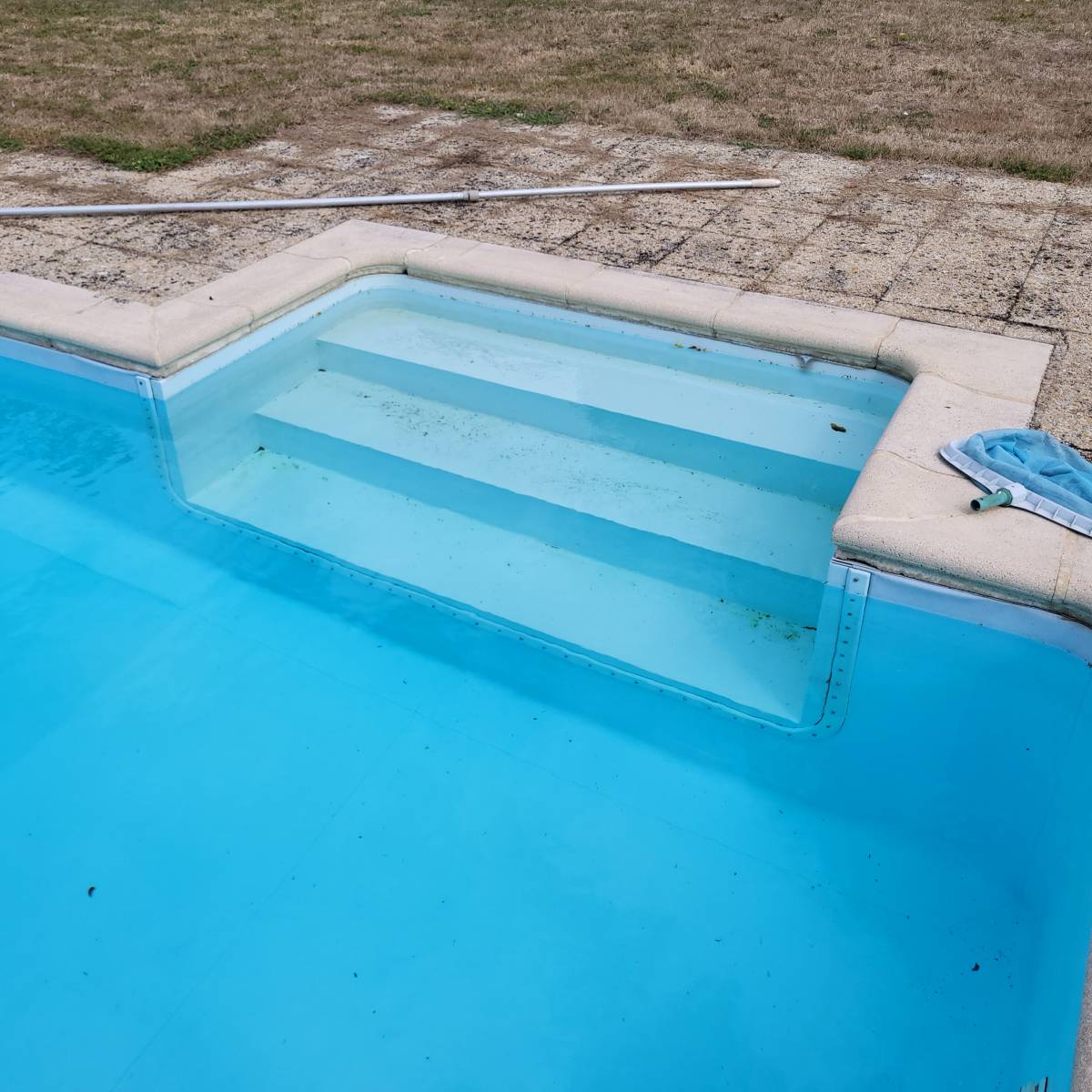 Intervention spécialisée en recherche de fuite sur piscine polyester à Sanary sur Mer par un spécialiste SABACA dans le 83