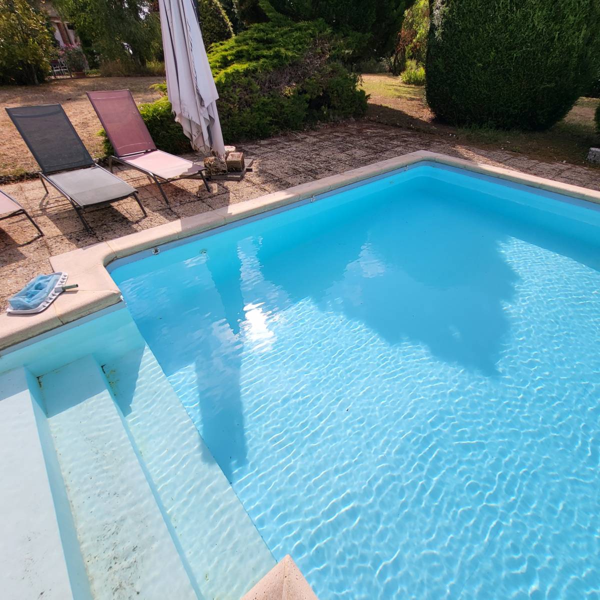 Recherche de fuite sur piscine béton à Sanary sur Mer par un technicien spécialisé SABACA dans le 83