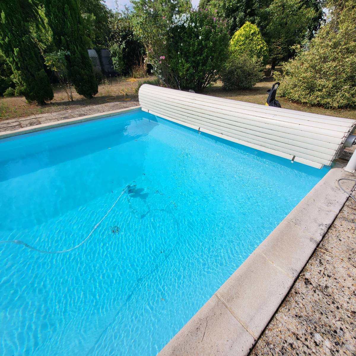 Localisation de fuite sur piscine liner sans destruction et sans vider le bassin à Sanary sur Mer par un spécialiste SABACA dans le Var