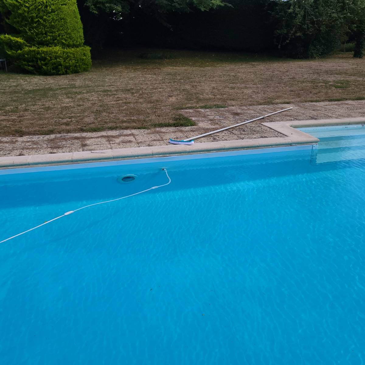 Localisation d'une fuite sur piscine coque à Sanary sur Mer par un technicien spécialisé SABACA dans le Var