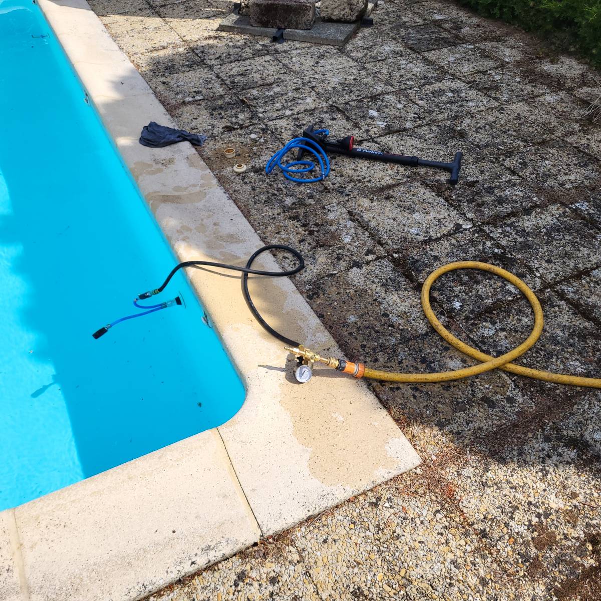 Localisation d'une fuite sur piscine polyester à Sanary sur Mer par un technicien spécialisé SABACA dans le 83