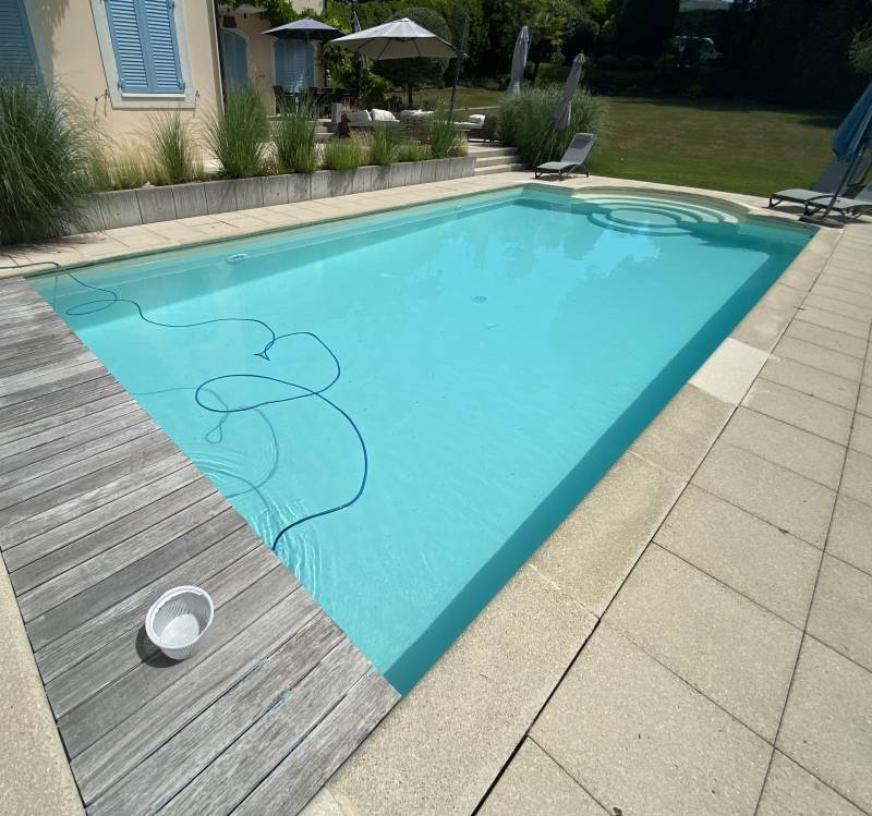 Photo d'une recherche de fuite sur piscine liner sans destruction et sans vidange à Avignon dans le Vaucluse