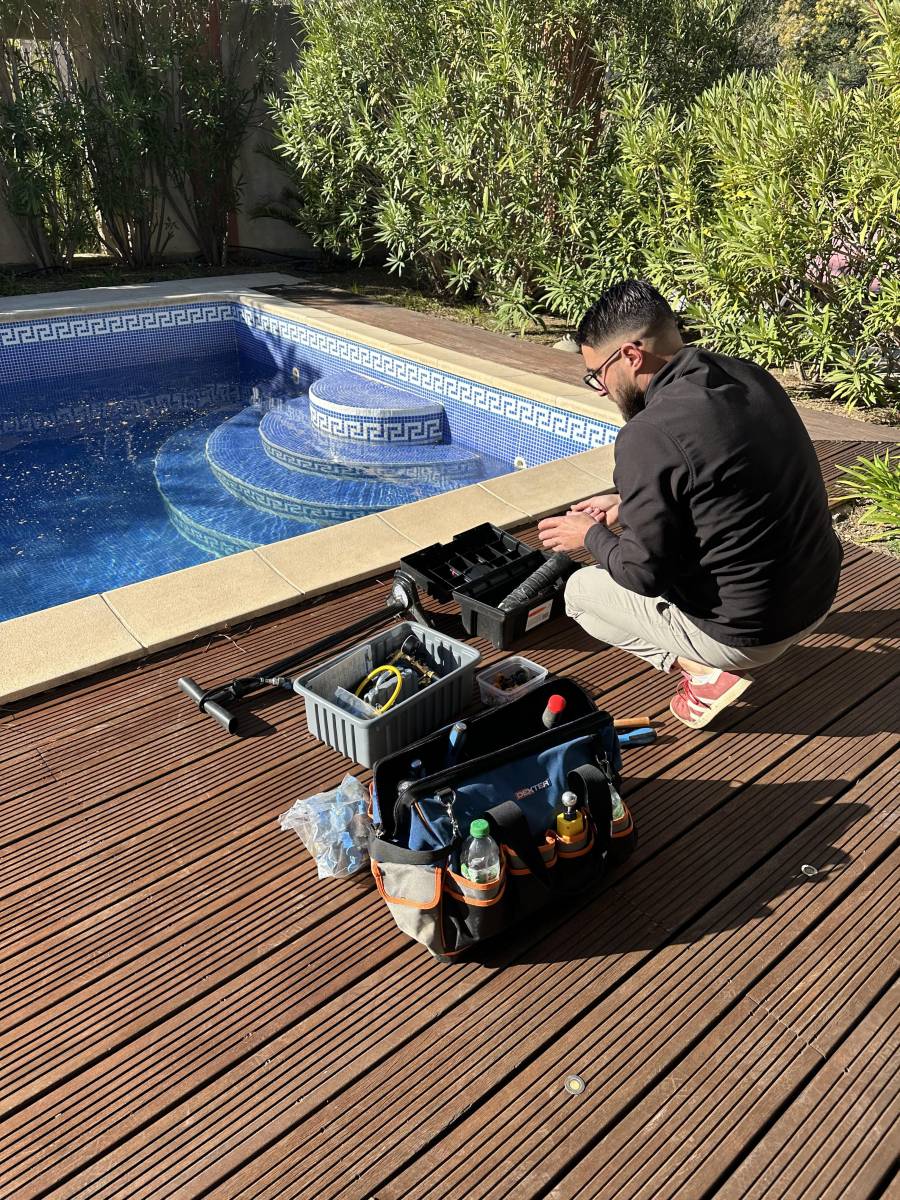 Localisation de fuite sur piscine non destructive et sans vider le bassin par un technicien spécialisé SABACA à Avignon dans le 84