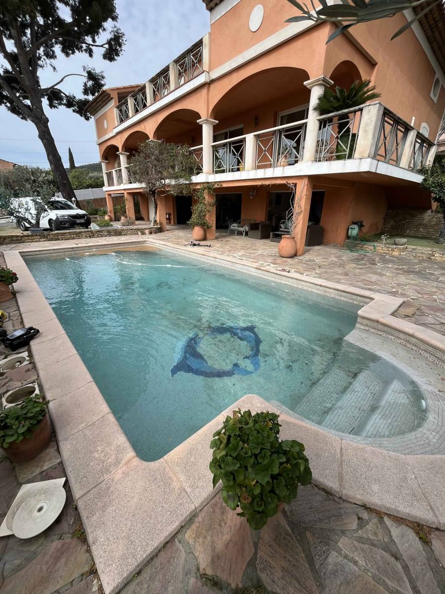 Photo d'une détection de fuite sur piscine en dur à Toulon dans le Var sans vidange et sans destruction par un spécialiste SABACA