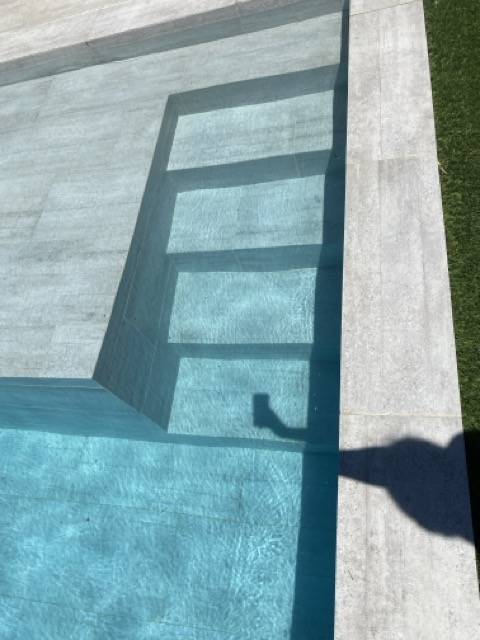 Recherche non destructive d'une fuite sur piscine béton à Cassis par un spécialiste SABACA dans le 13