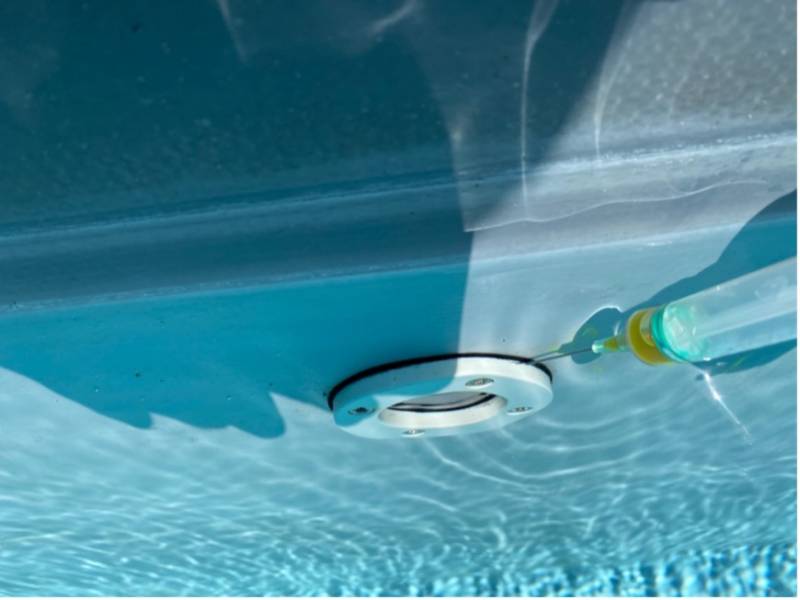 Photo d'une intervention de recherche de fuite sur piscine béton à Avignon par un technicien spécialisé SABACA dans le 84