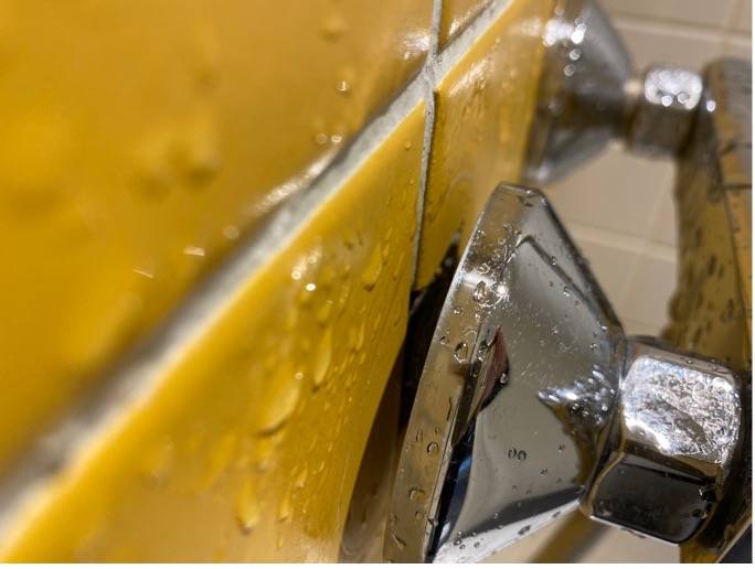 rosace infiltration salle de bain douche robinet 