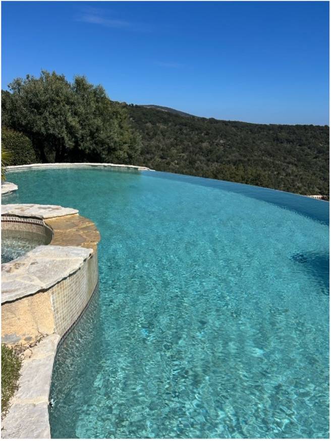 Recherche de fuite sur piscine béton spécialisée sans casse ni vidange à Toulon dans le Var