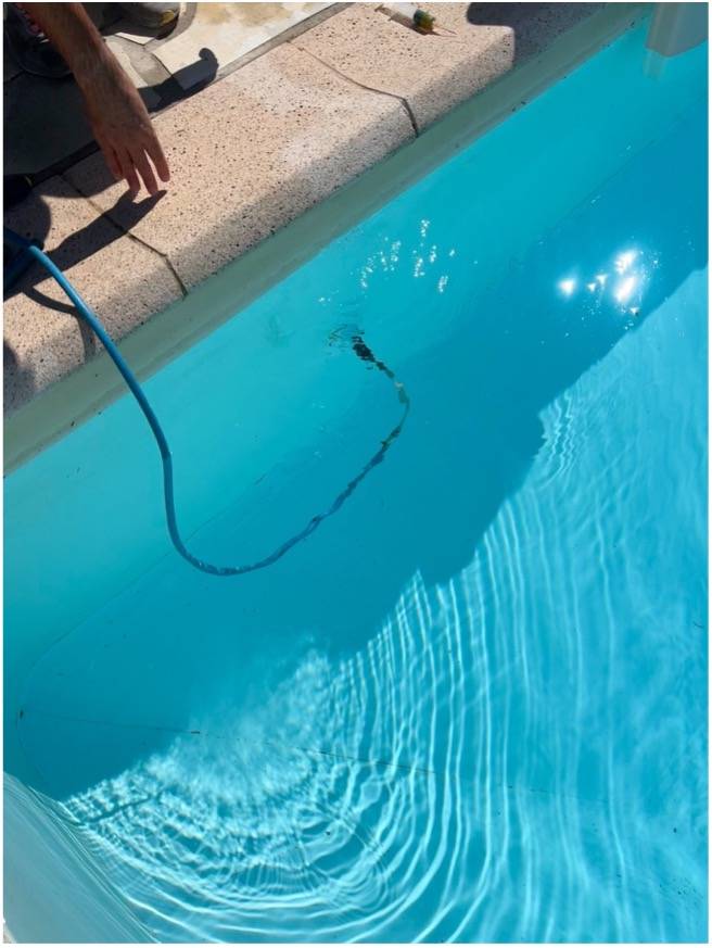 Photo d'une recherche de fuite sans casse et piscine en eau par un technicien spécialisé SABACA à Avignon dans le 84